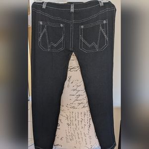5/$25 MISS JULI Cropped Leggings Size M/L